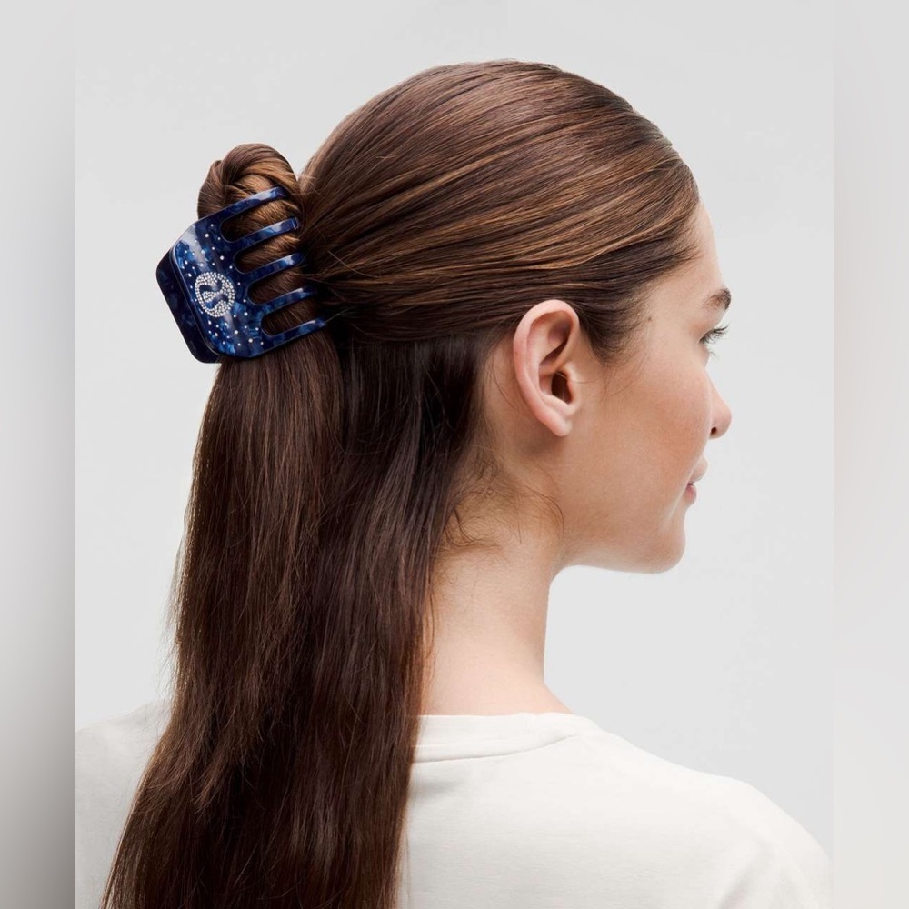 NWT Lululemon Criss-Cross Claw Clip *Rhinestones
Hero Blue / Gatsby Blue - Picture 2 of 6